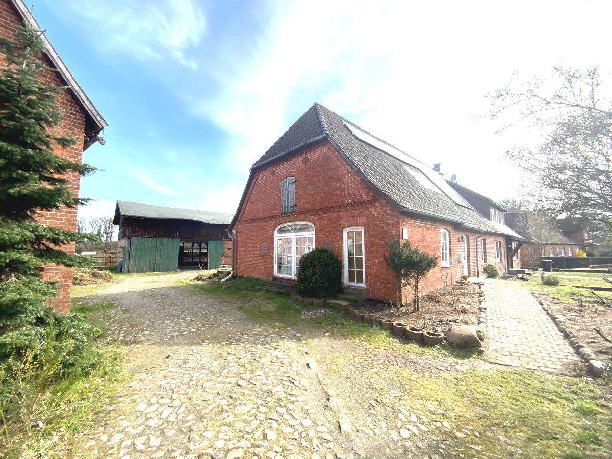 Immobilie in Suderburg - Attraktives Haus mit Zwei Wohneinheiten, Bürogebäude + Stallungen - Bild 5