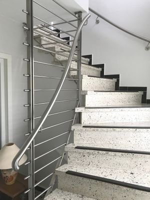 Treppen zur Wohnung im OG