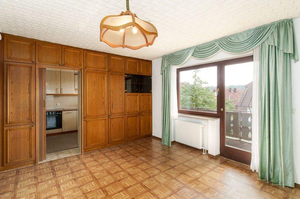 Immobilie in Karbach - Bezugsfreies Einfamilienhaus mit Einliegerwohnung und großem Grundstück! - Bild 3