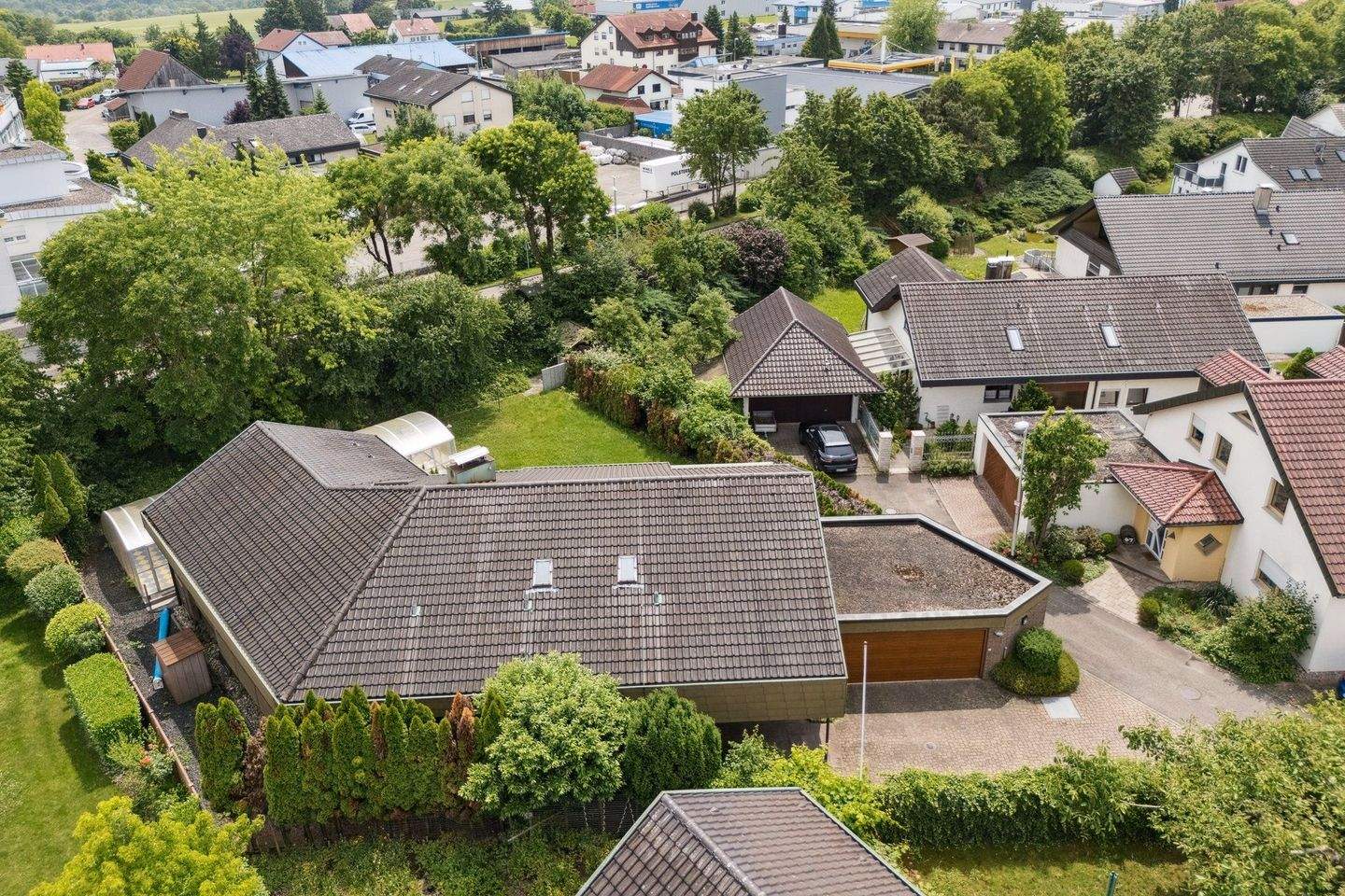 Immobilie in Benningen am Neckar - Bereit für frischen Wind: Großzügige Villa im 70er-Stil mit Pool und Doppelgarage - Bild 1