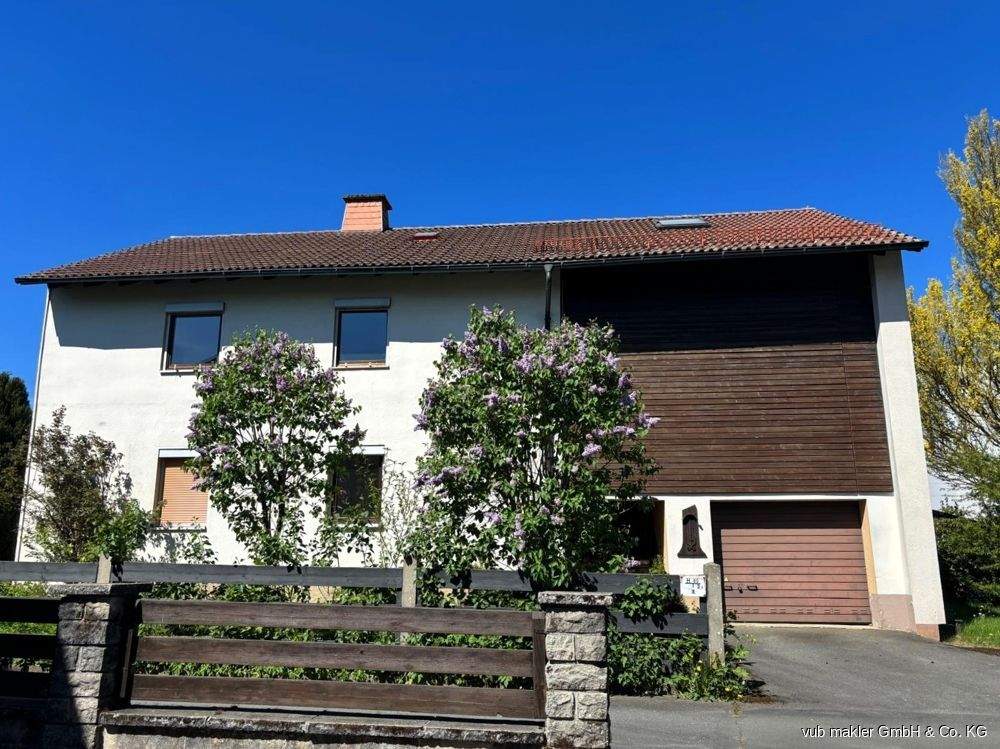 Immobilie in Naila - Naturnahes Wohnen: Attraktives Zweifamilienhaus bei Naila mit idyllischem Umfeld - Bild 1