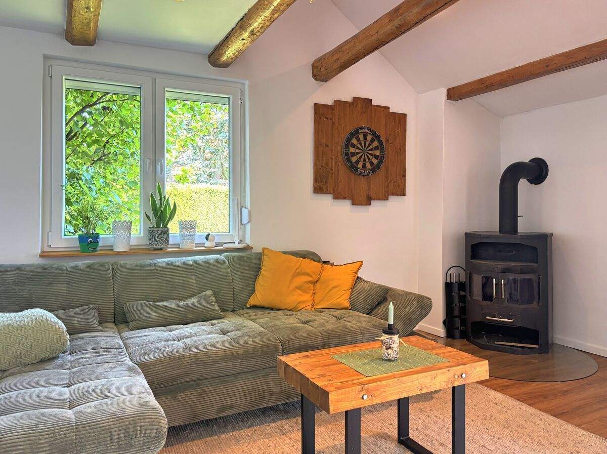 Immobilie in Wiesmoor - Teilsaniertes Landhaus mit Einliegerwohnung, Nebengebäude und über 4 ha Weideland in Wiesmoor - Bild 3