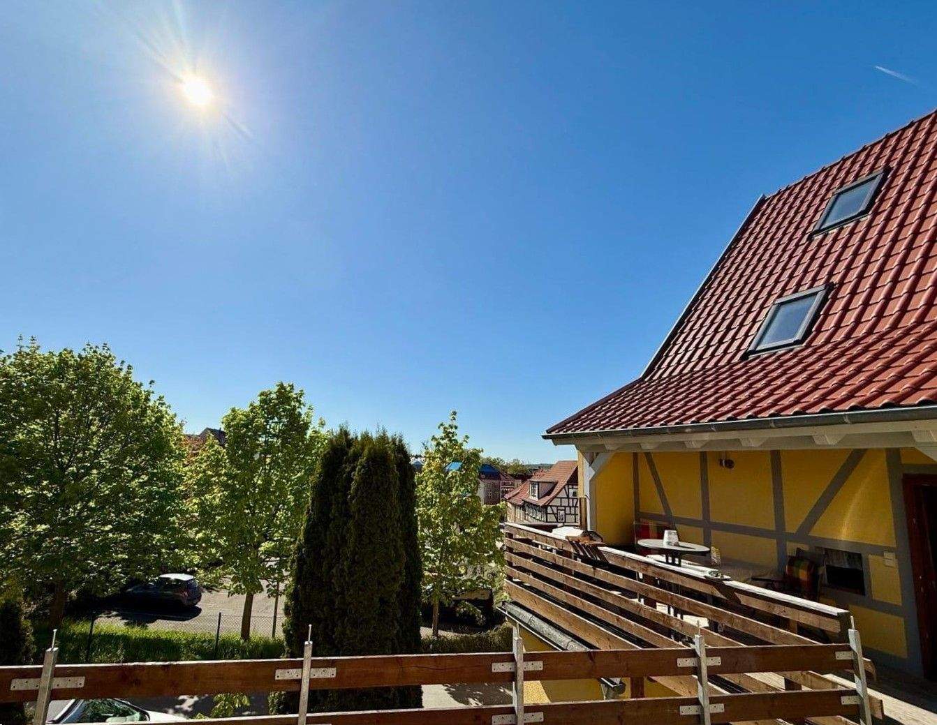 Immobilie in Eisenberg - Gemütliches Einfamilienhaus mit großzügiger Terrasse und Ausbaupotential im Dachgeschoss. - Bild 2