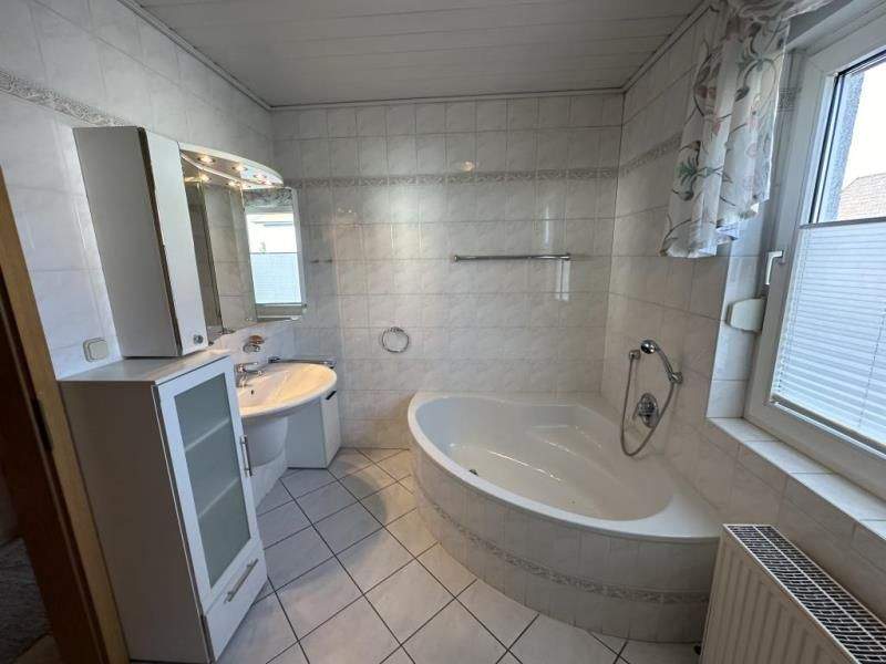 Immobilie in Felsberg - **Familie und Beruf unter einem Dach** Gepflegtes Zweifamilienwohnhaus mit Garage in Felsberg-Rhünda - Bild 2