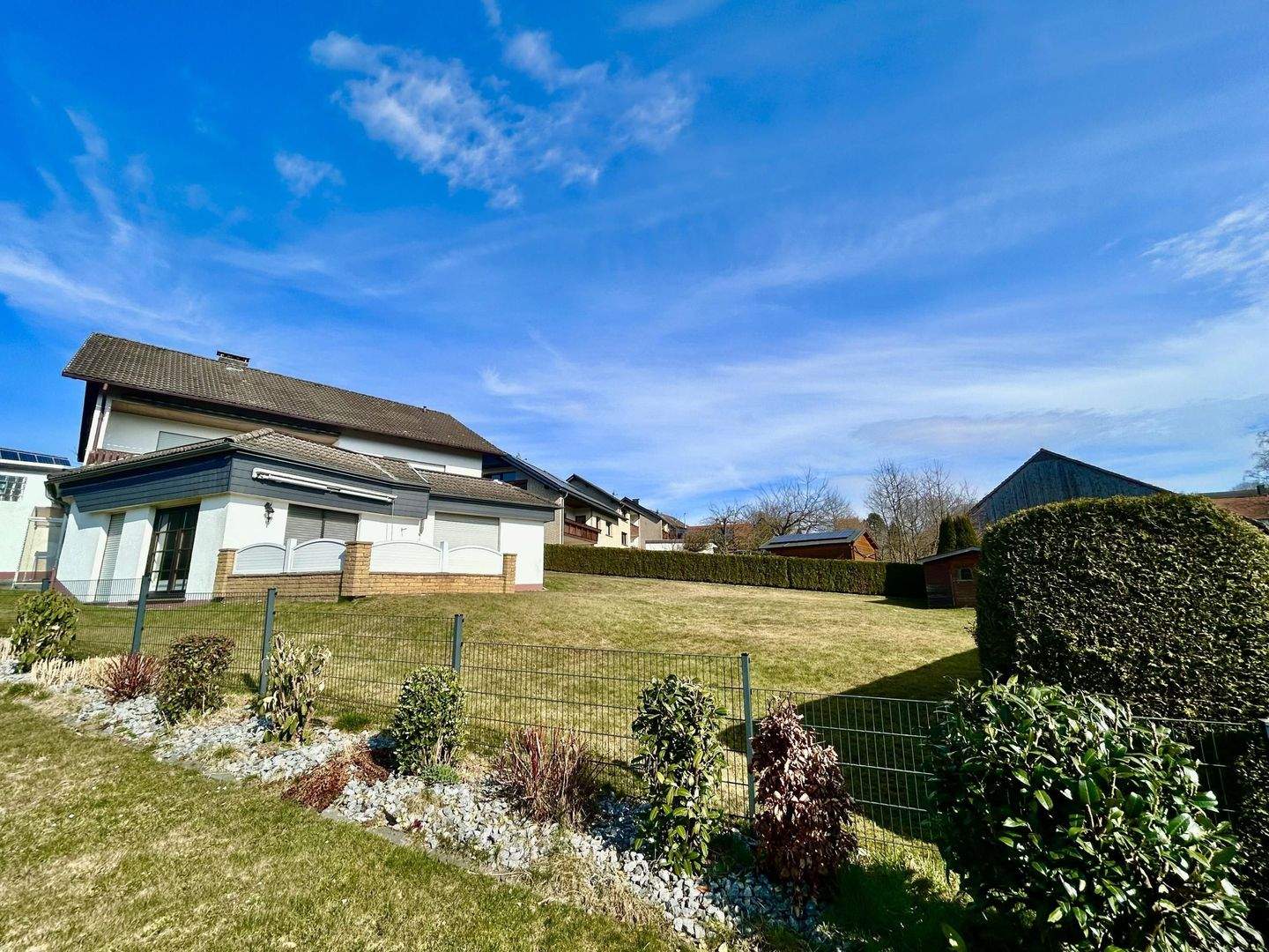 Immobilie in Lügde - Zwei Wohneinheiten, ein Zuhause - Großzügiges Einfamilienhaus mit Einliegerwohnung in ruhiger Lage von Sabbenhausen - Bild 1