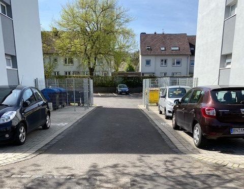 Parkplatz + Zufahrt