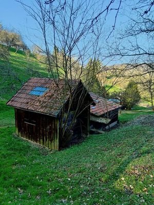 2 Hütten (1 ehemalige Bienenhütte)
