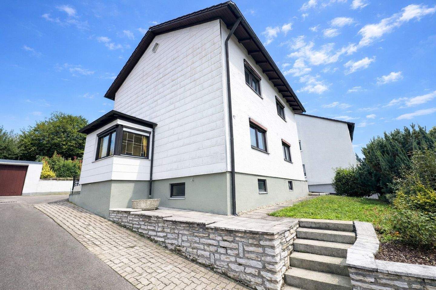 Immobilie in Wolnzach - Charmantes Einfamilienhaus mit großem Grundstück und Ausbaupotenzial in Wolnzach! - Bild 1