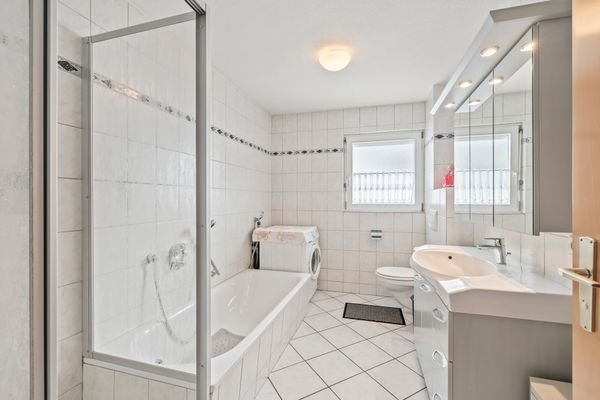 Badezimmer mit Wanne, Dusche und WM-Anschluss