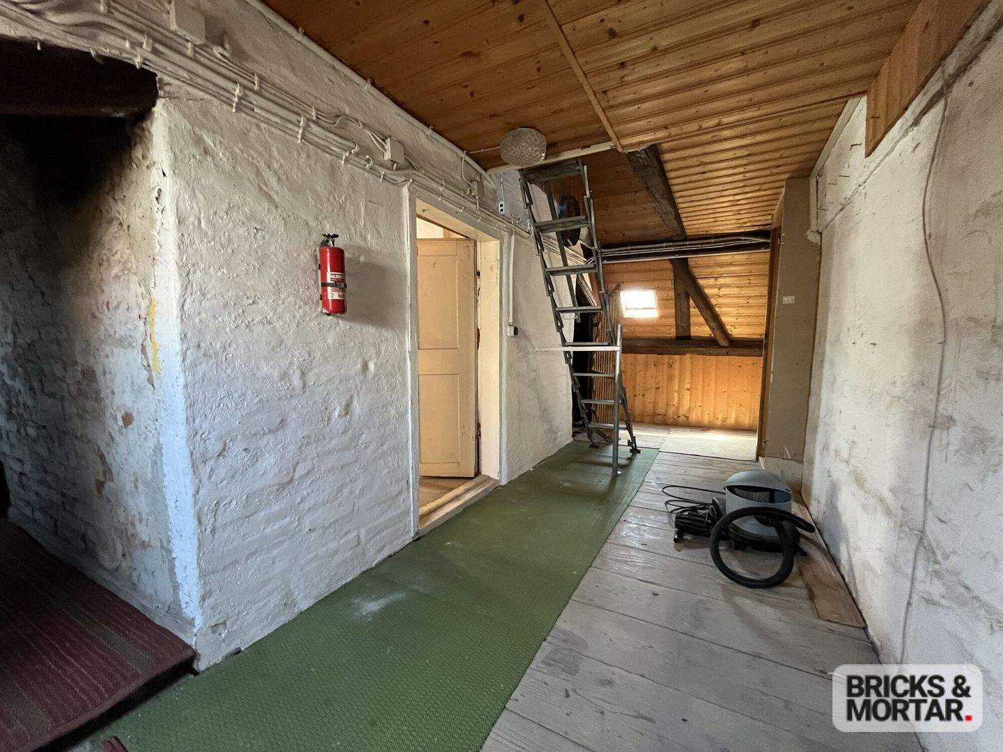 Immobilie in Buttenwiesen - Komplettes Doppelhaus - eine Haushälfte zum Gestalten, eine mit zuverlässiger Mieterin - Bild 5