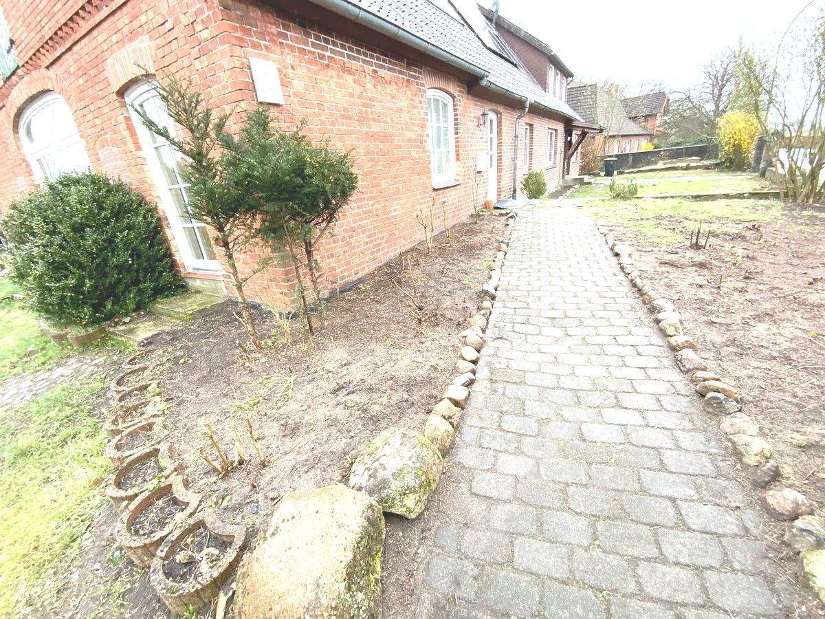 Immobilie in Suderburg - Attraktives Haus mit Zwei Wohneinheiten, Bürogebäude + Stallungen - Bild 8