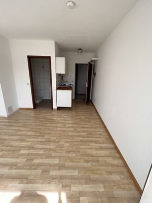 Blick Richtung Eingang und Badezimmer