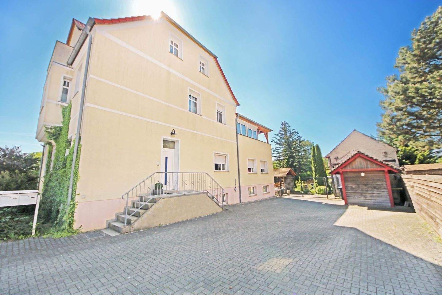 Immobilie in Jessen (Elster) - Mehrfamilienhaus mit 3 Wohnungen und großem Werkstattgebäude in Jessen (Elster) OT Holzdorf - Bild 2