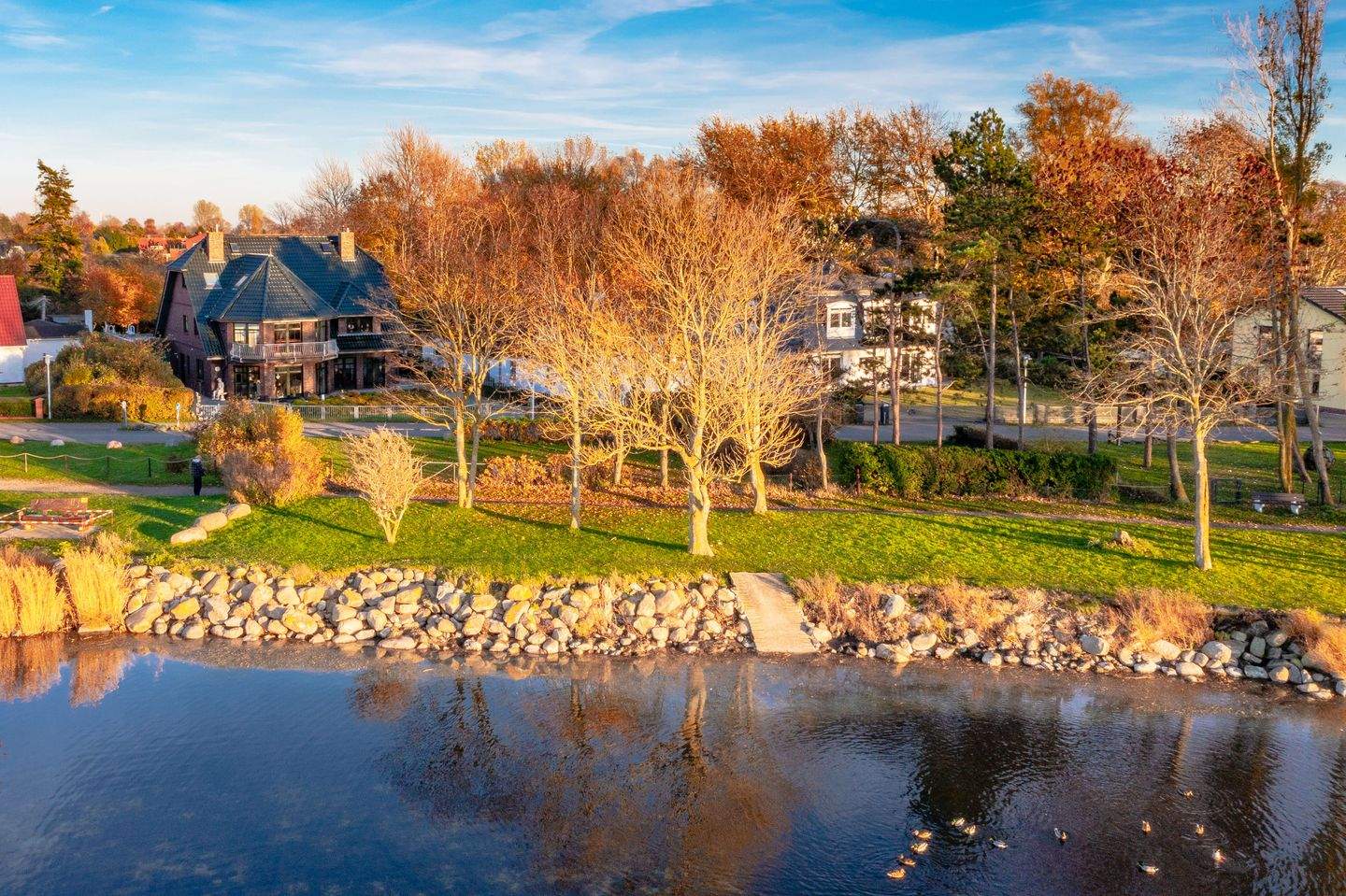 Immobilie in Altenkirchen - Villa mit zwei Luxuswohneinheiten in der ersten Reihe zum Wasser… - Bild 2