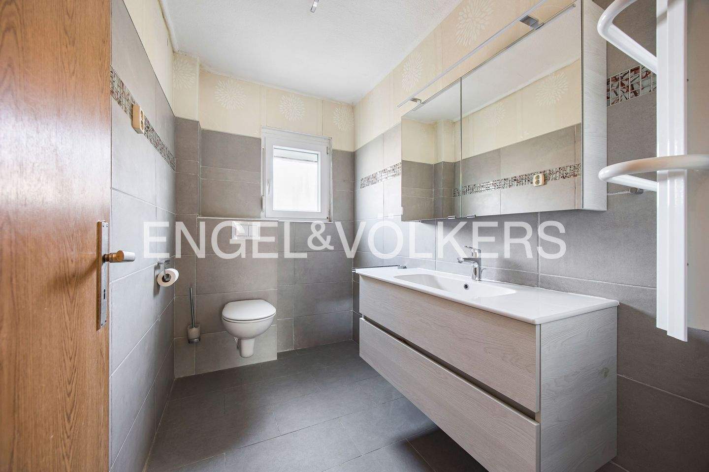 Immobilie in Hilpoltstein - Renovierte Doppelhaushälfte auf großzügigem Eckgrundstück in idyllischer Lage - Bild 9