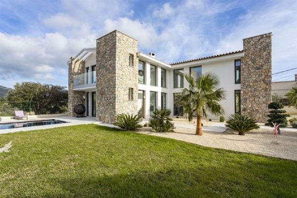 Moderne Villa mit Pool und Garten in  Es Capdella