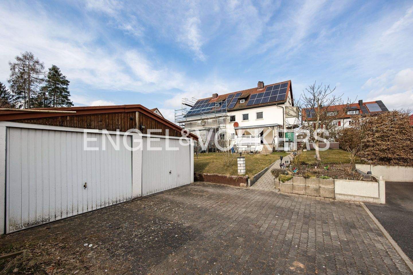 Immobilie in Hilpoltstein - Renovierte Doppelhaushälfte auf großzügigem Eckgrundstück in idyllischer Lage - Bild 2