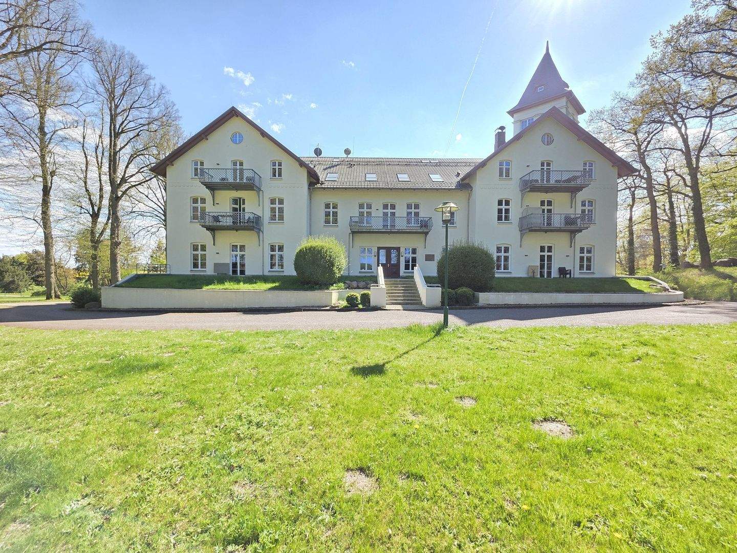 Immobilie in Bastorf - Schlossflair & Strandnähe vereint - stilvolles 2-Zi-Appartement nahe Kühlungsborn & Rerik! - Bild 1