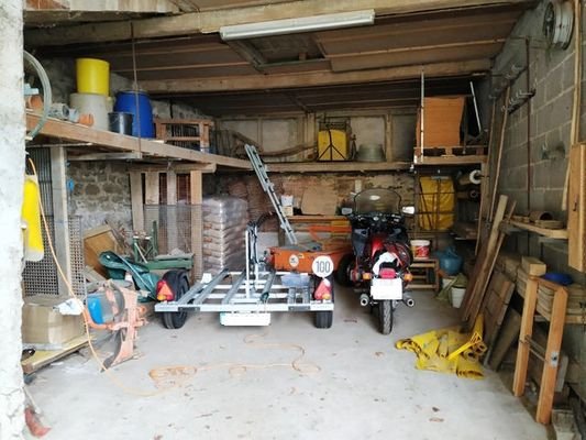 Garage oder Werkstatt im Nebengebäude