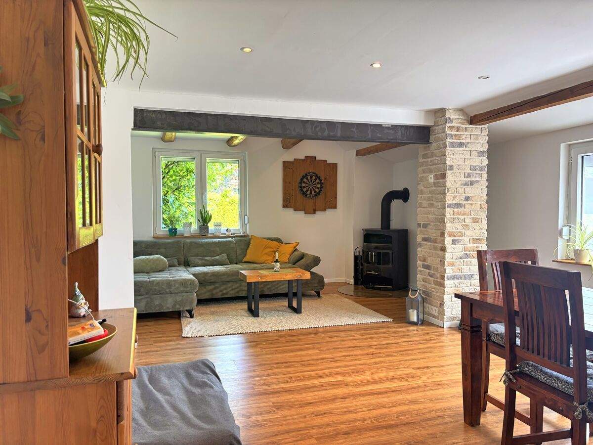 Immobilie in Wiesmoor - Teilsaniertes Landhaus mit Einliegerwohnung, Nebengebäude und über 4 ha Weideland in Wiesmoor - Bild 2