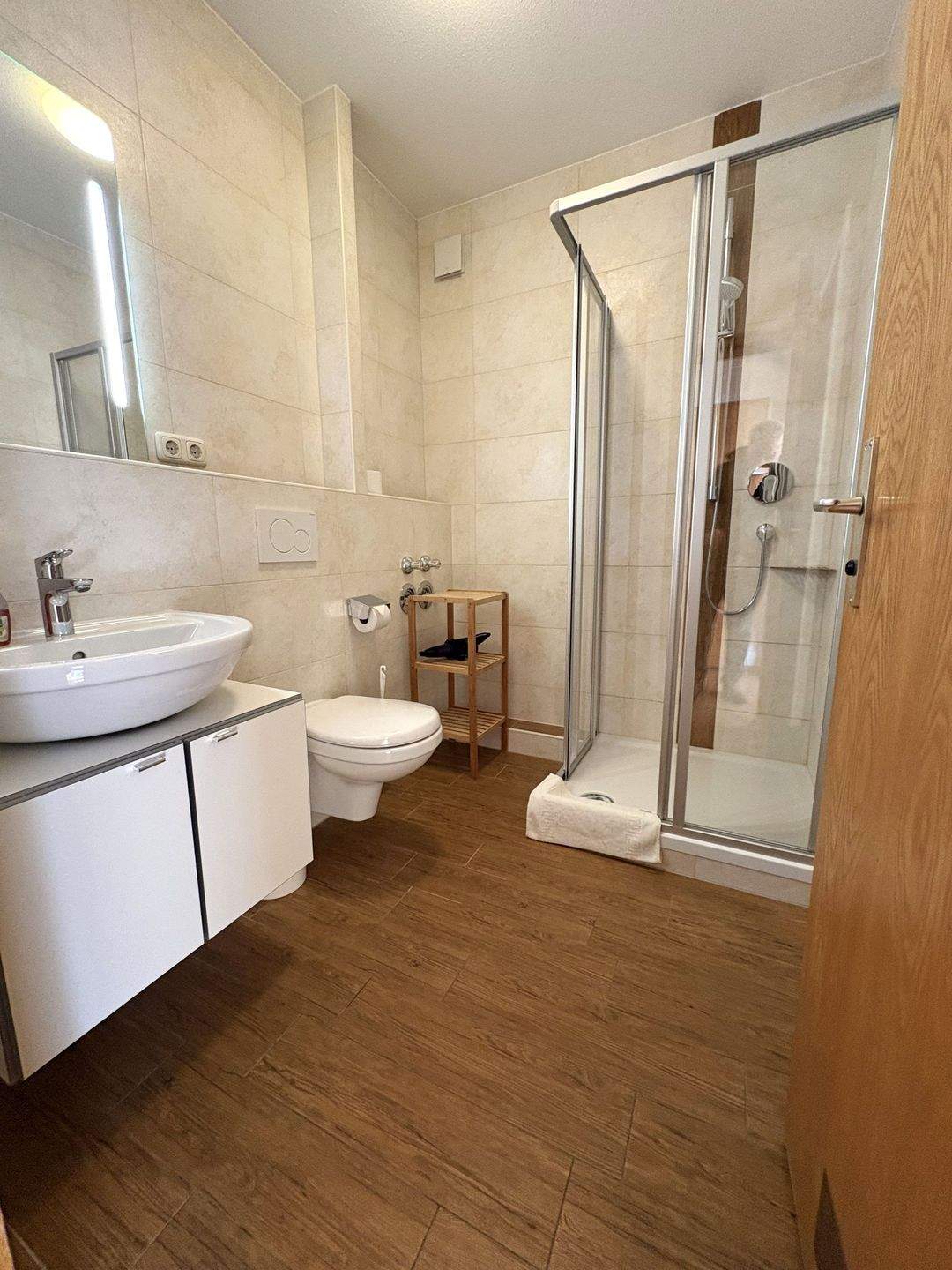 Immobilie in Oberaudorf - NEU! Renovierte 2-Zimmer-FeWo im OG (in FeWo-Anlage) mit hohem Freizeitwert und tollem Bergblick - Rendite - Bild 1