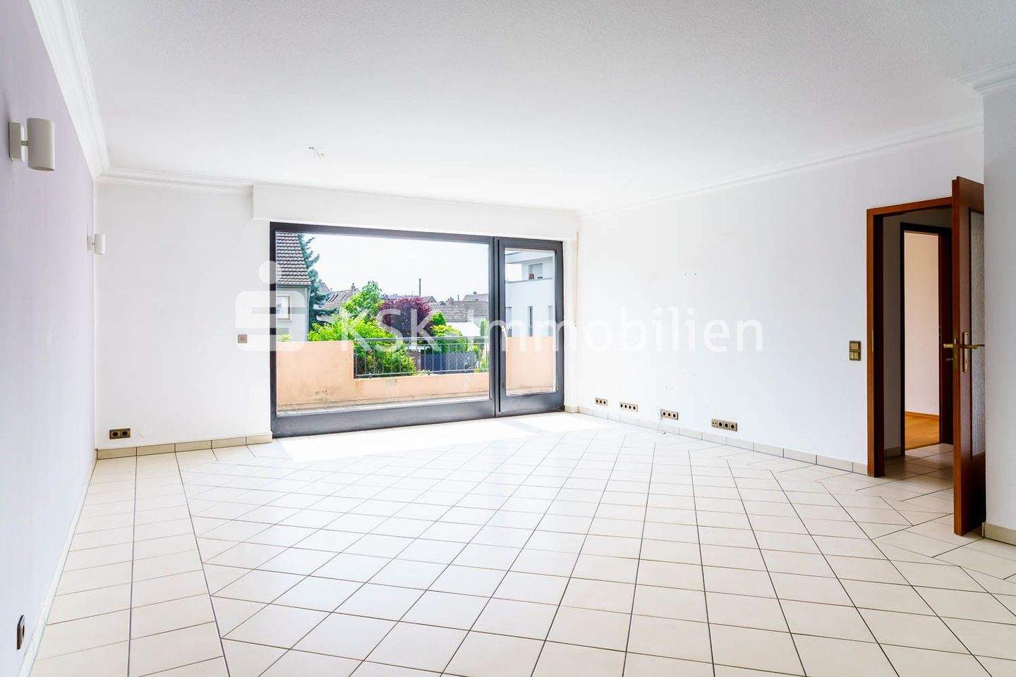 Immobilie in Niederkassel - Rarität in Mondorf - gepflegte, zentral gelegene 4-Zimmer-Wohnung! - Bild 2