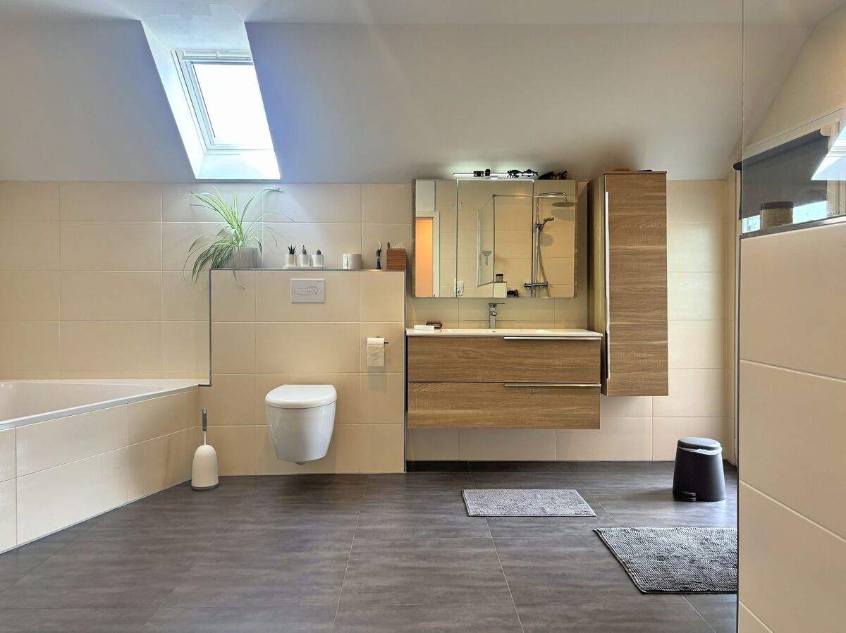 Immobilie in Wiesmoor - Teilsaniertes Landhaus mit Einliegerwohnung, Nebengebäude und über 4 ha Weideland in Wiesmoor - Bild 7