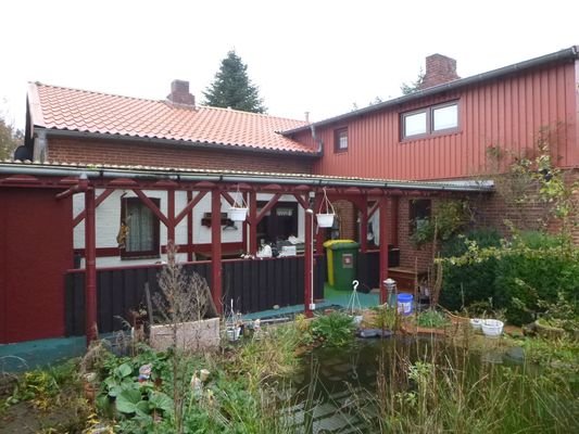 Terrasse und Gartenteich