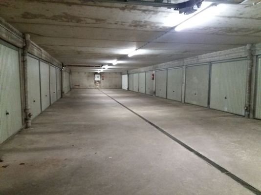 Tiefgarage trocken, sauber, gut beleuchtet