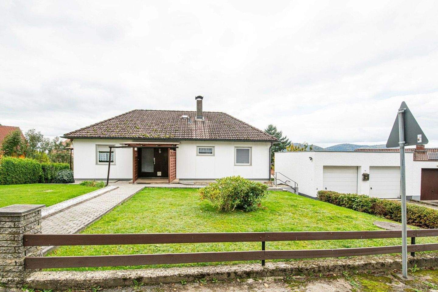 Immobilie in Furth im Wald - Familienfreundliches Einfamilienhaus mit offenem Wintergarten und herrlicher Gartenanlage - Bild 6