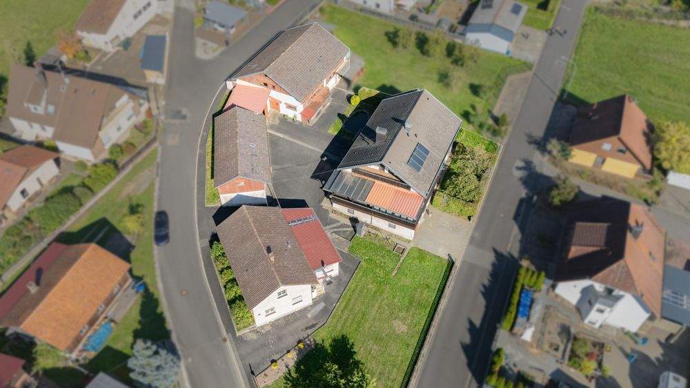 Immobilie in Karbach - Bezugsfreies Einfamilienhaus mit Einliegerwohnung und großem Grundstück! - Bild 0