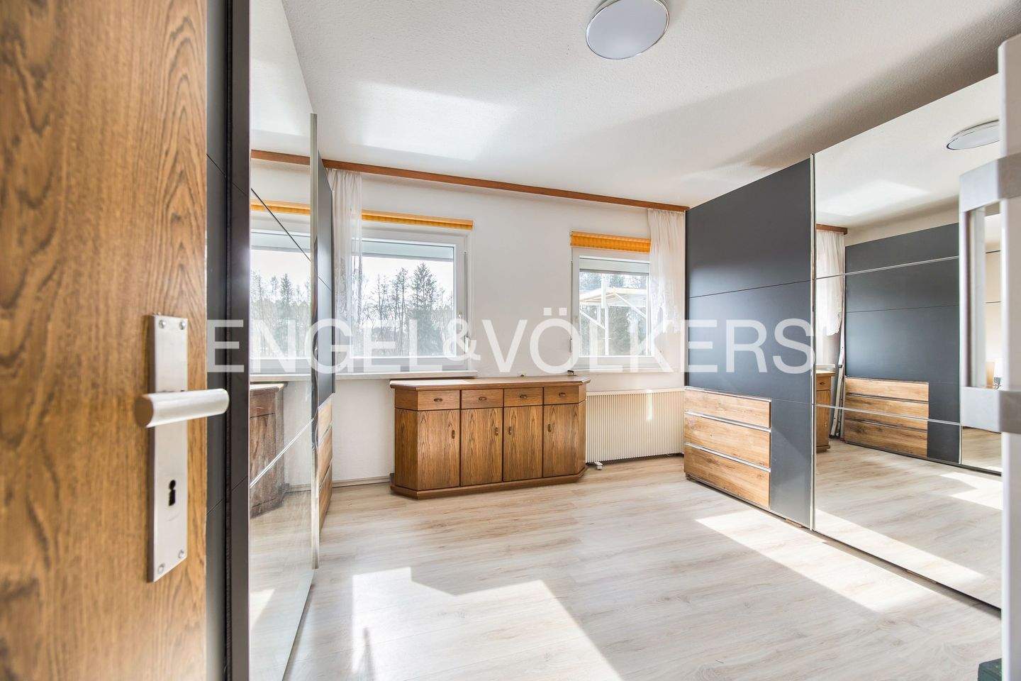 Immobilie in Hilpoltstein - Renovierte Doppelhaushälfte auf großzügigem Eckgrundstück in idyllischer Lage - Bild 1