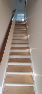 Treppe zur Wohnung mit beleuchteten Stufen