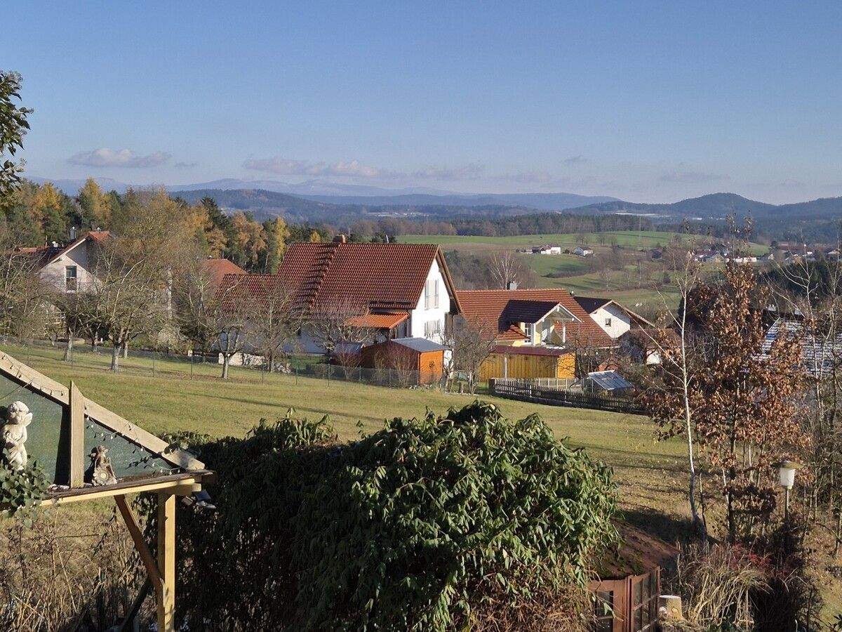 Immobilie in Zandt - Einfamilienhaus mit ELW in ruhiger Südhanglage nahe der Gemeinde Zandt, Bay. Wald - Bild 1