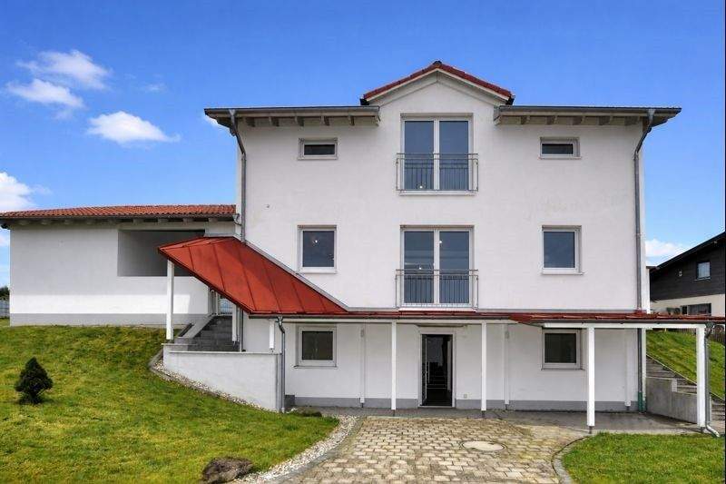 Immobilie in Vogtareuth - Niedrigenergiehaus für (große) Familien - zusätzlicher Platz für Praxis oder Gewerbe kein Problem - Bild 1