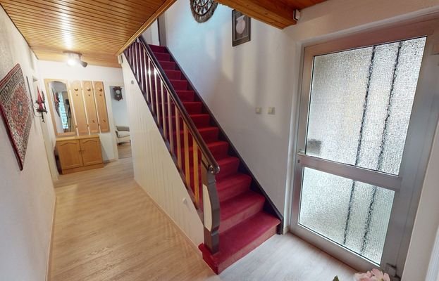 Hauseingangsbereich, Flur und Treppenaufgang ins Dachgeschoß