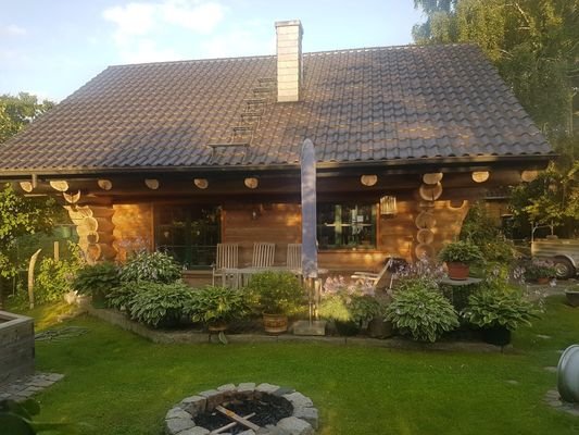 Holzstammhaus mit Terrasse