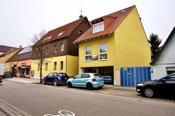 (Links:Haupthaus/Rechts:Nebengebäude)