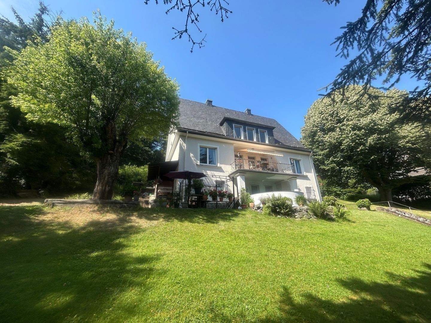 Immobilie in Lüdenscheid - Stilvolles Zweifamilienvilla mit Balkonen, Sauna, Kellerbar & Doppelcarport – auf großem Grundstück mit privater Zufahrt... - Bild 8