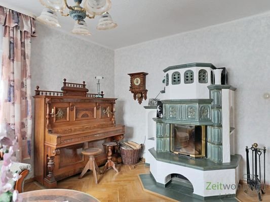 Klavier und Kamin im Wohnzimmer