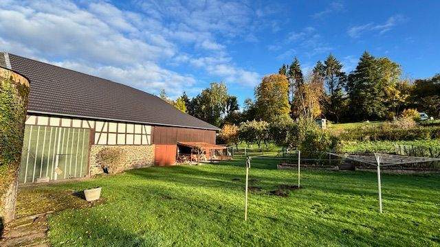 Immobilie in Feldatal - Idyllischer Bauernhof mit angrenzenden Wiesen und direkter Bachlage - Bild 2