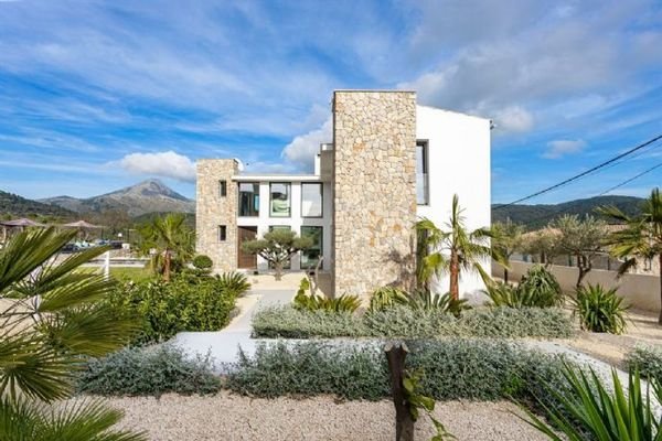 Moderne Villa mit Pool und Garten in  Es Capdella 