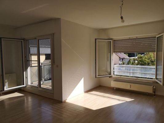 Wohnzimmer mit Fenster und Zugang zum Balkon