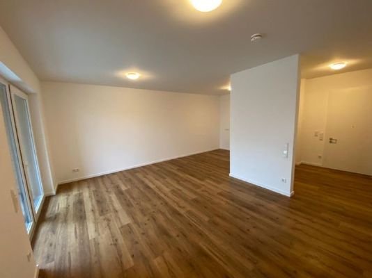 Wohn-Essbereich mit Blick zu Wohnungstüre