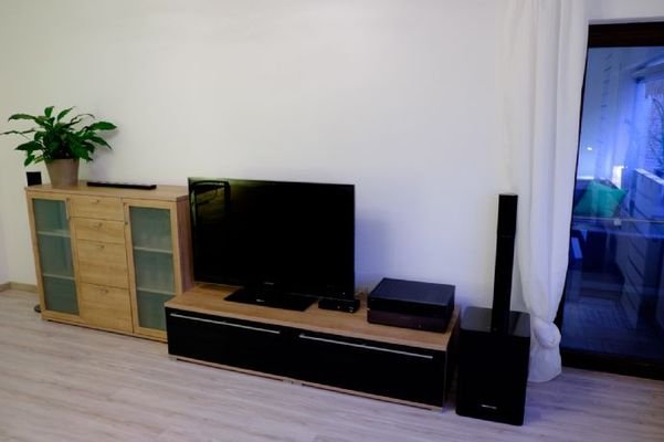 Wohnzimmer mit Flatscreen-TV und Soundanlage