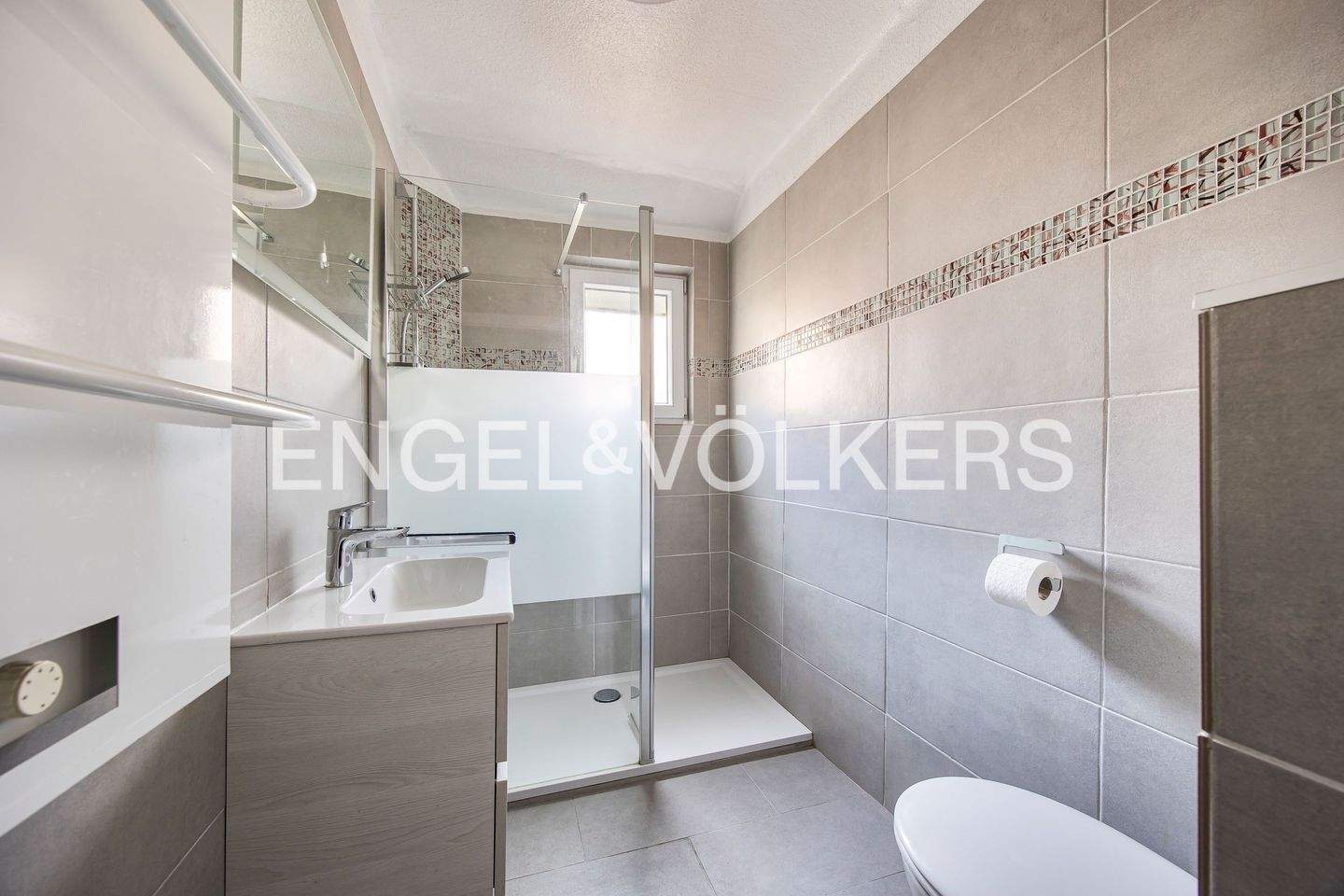 Immobilie in Hilpoltstein - Renovierte Doppelhaushälfte auf großzügigem Eckgrundstück in idyllischer Lage - Bild 3