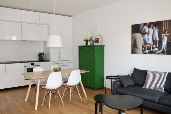 Wohnzimmer mit integrierter Küche + Essplatz