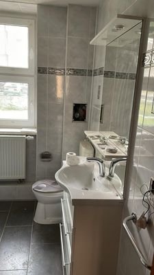 Bad: Waschbecken, WC, Fenster