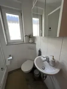 Helles modernes Badezimmer