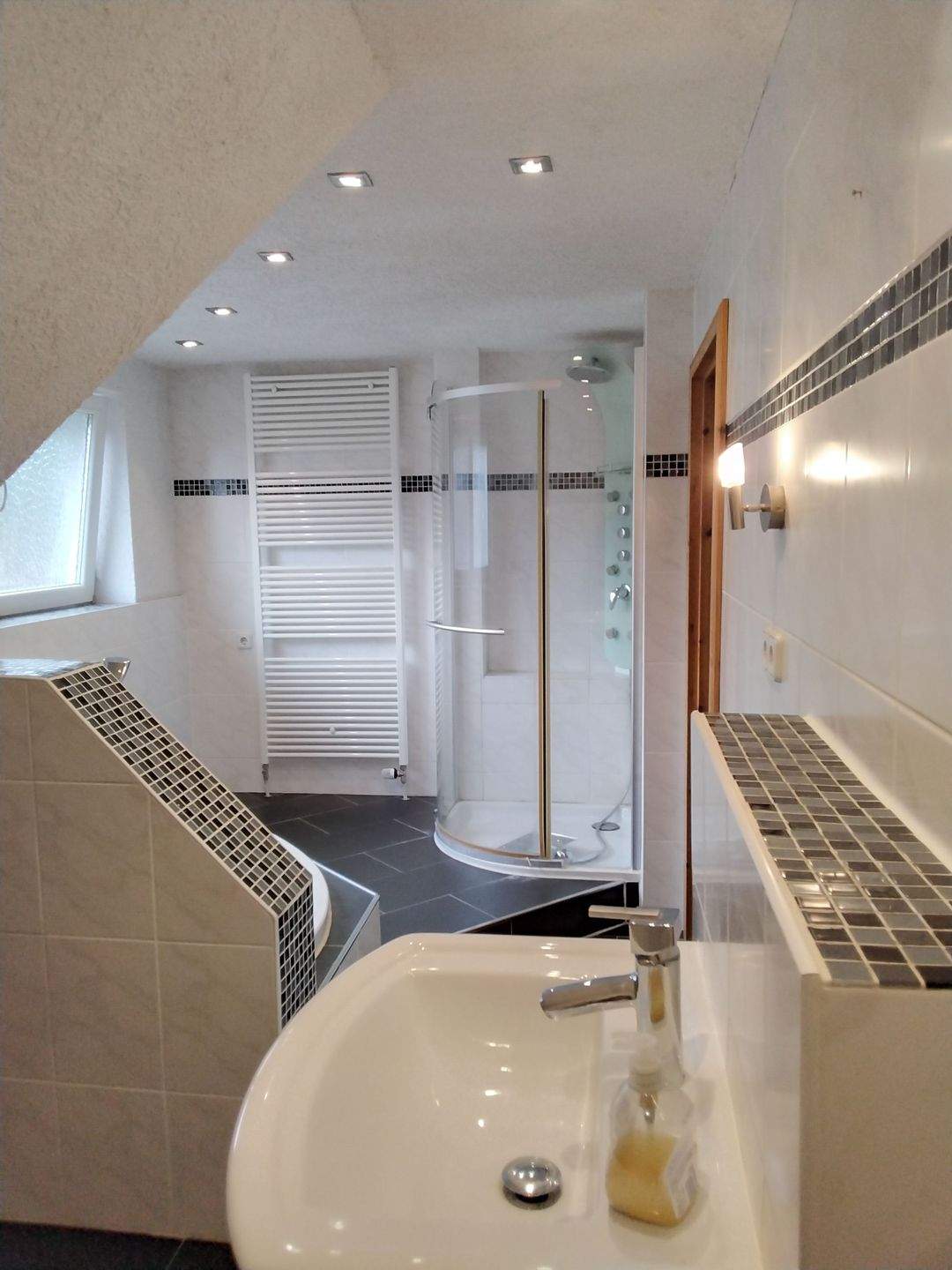 Immobilie in Meckesheim - Familiendomizil mit Potenzial - Charmantes Zweifamilienhaus in Mönchzell - Bild 8